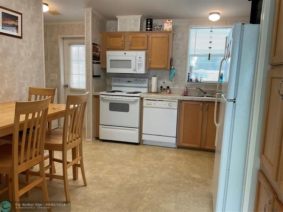 For Sale: $277,500 (3 beds, 2 baths, 1134 Square Feet)