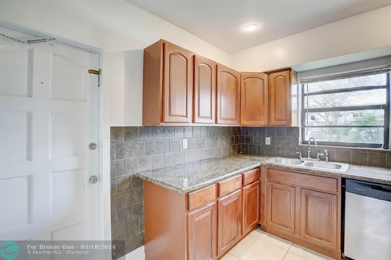 Recently Sold: $2,100 (2 beds, 1 baths, 3667 Square Feet)