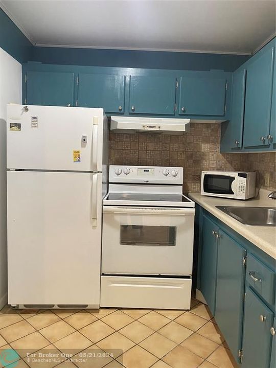 For Sale: $114,900 (1 beds, 1 baths, 700 Square Feet)