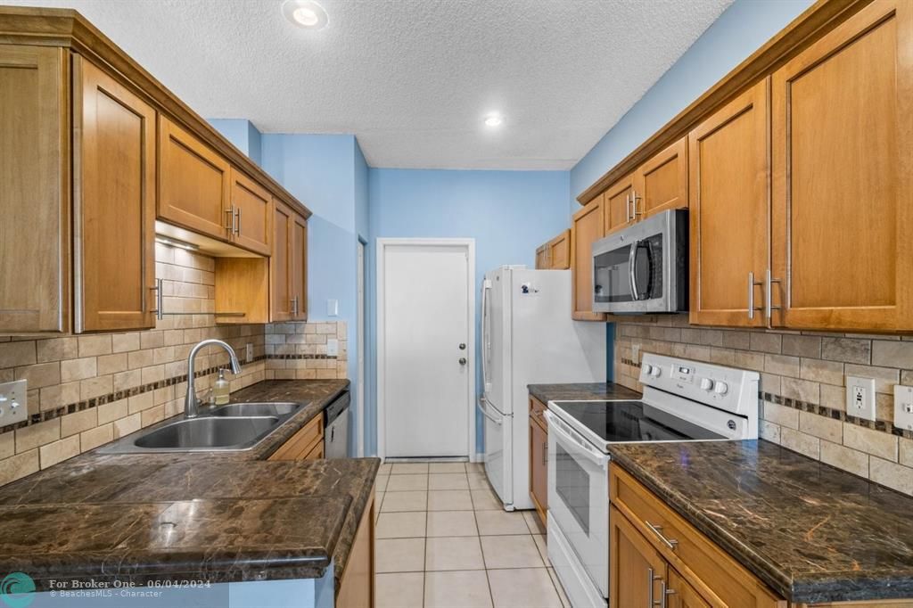 Active With Contract: $368,000 (2 beds, 2 baths, 1122 Square Feet)