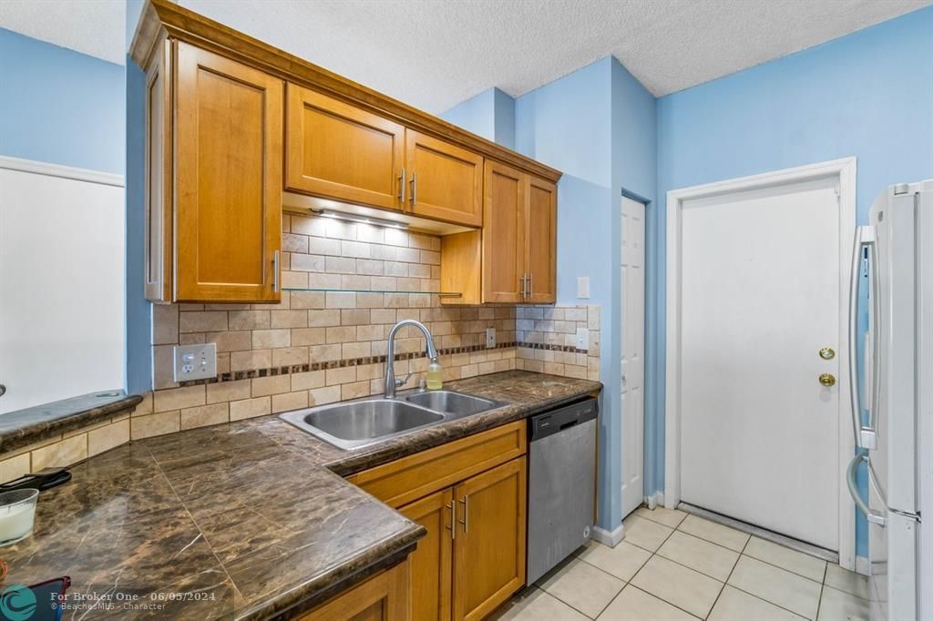 Active With Contract: $368,000 (2 beds, 2 baths, 1122 Square Feet)