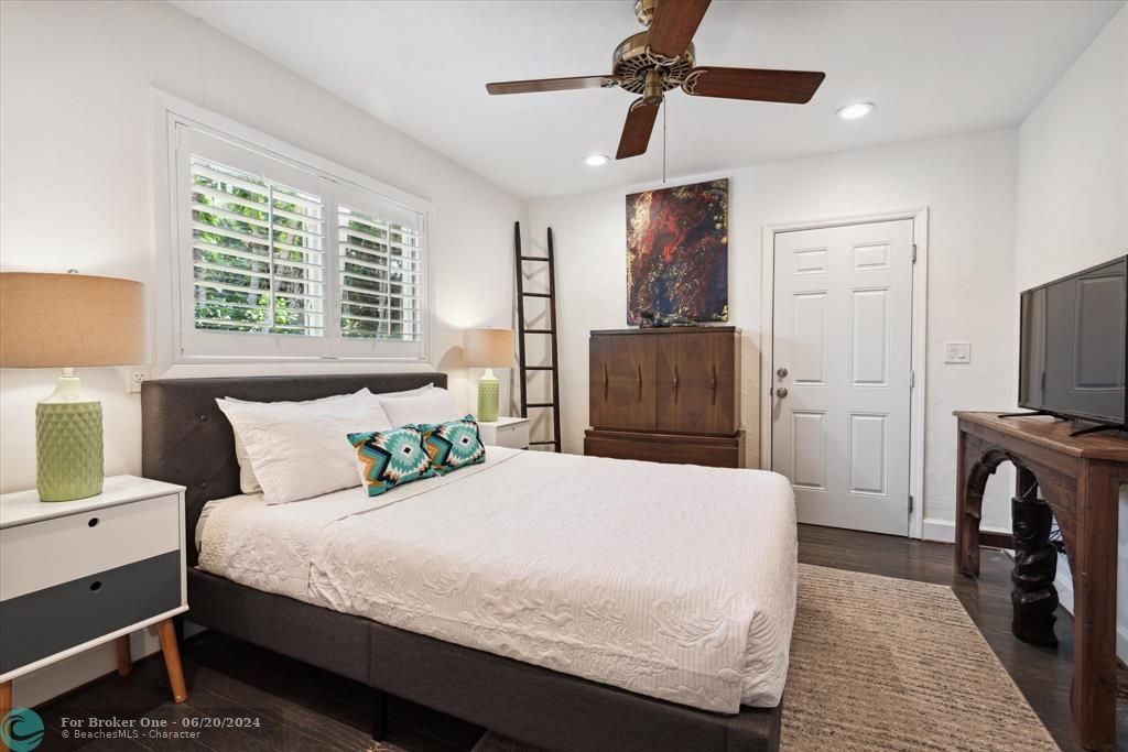 Active With Contract: $1,095,000 (3 beds, 2 baths, 1665 Square Feet)