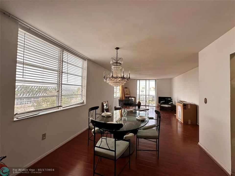 Active With Contract: $240,000 (1 beds, 1 baths, 800 Square Feet)