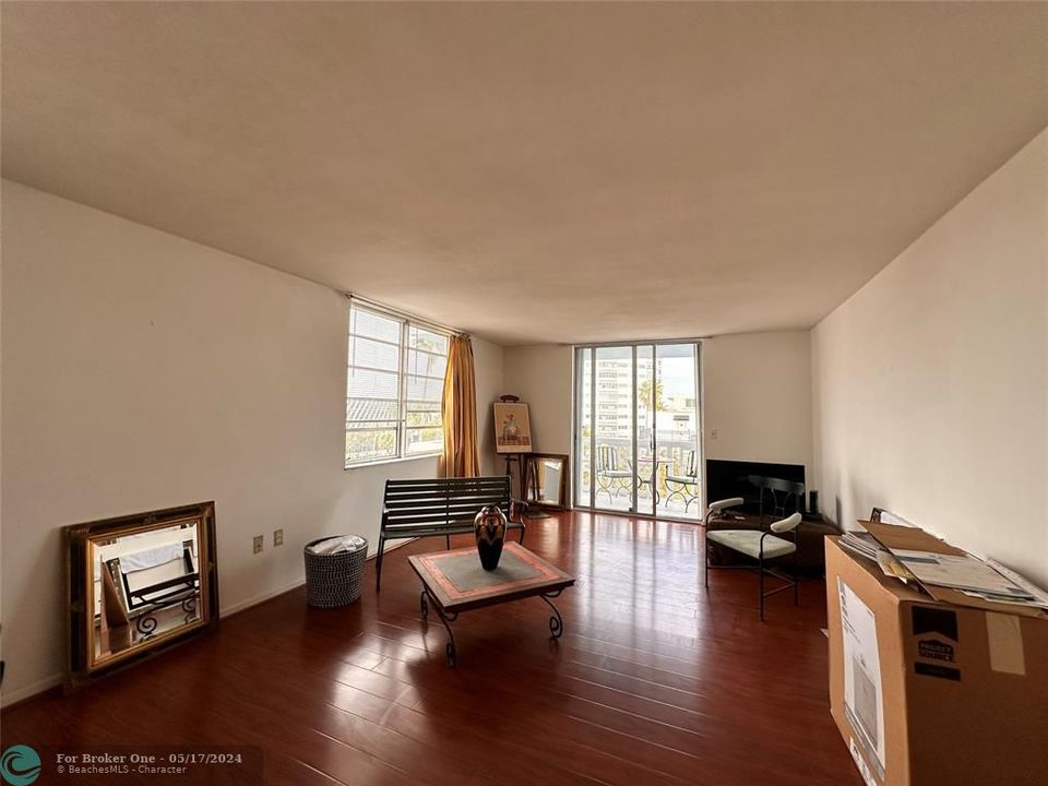 For Sale: $240,000 (1 beds, 1 baths, 800 Square Feet)