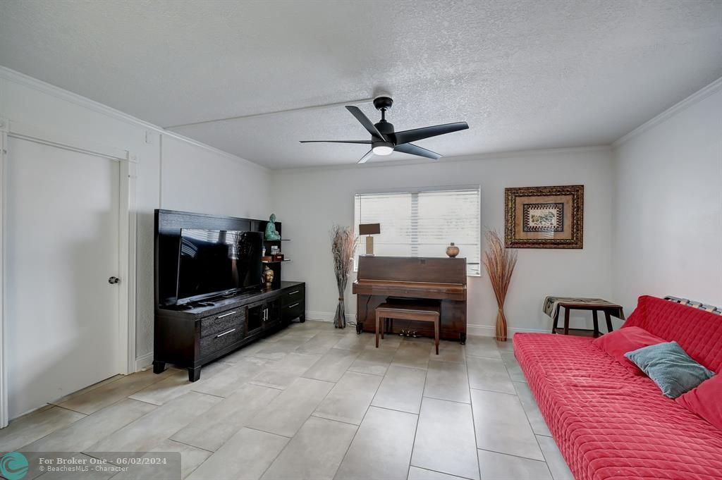 For Sale: $205,000 (2 beds, 1 baths, 800 Square Feet)