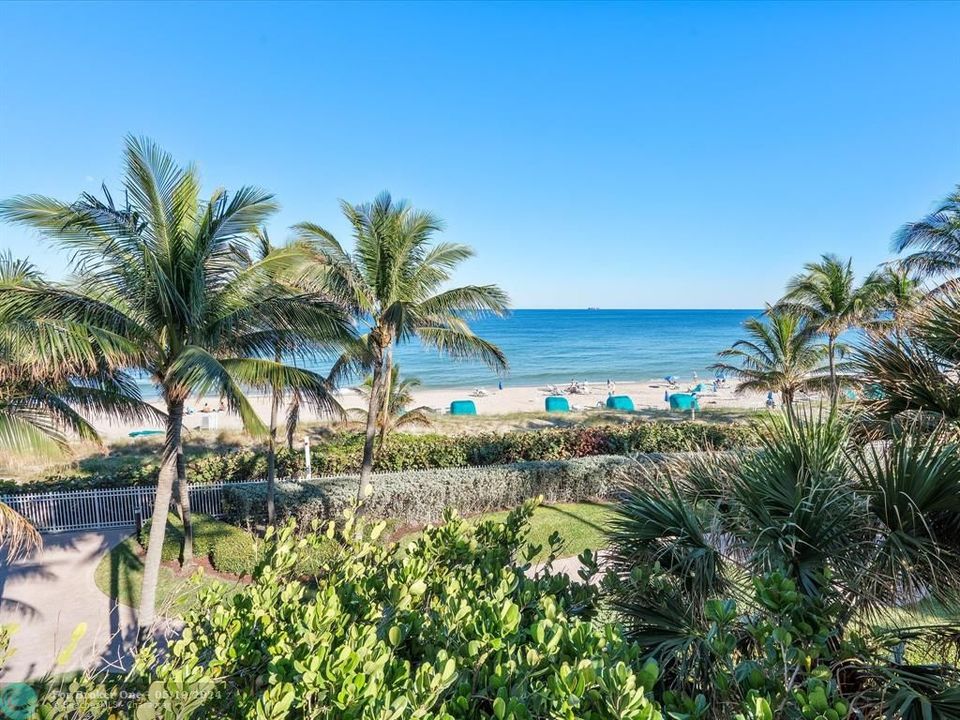 Active With Contract: $3,249,000 (3 beds, 3 baths, 2661 Square Feet)