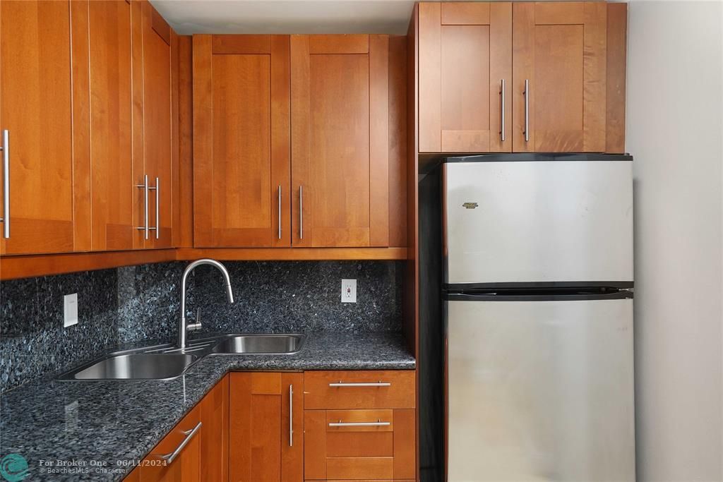 Active With Contract: $1,600 (1 beds, 1 baths, 760 Square Feet)