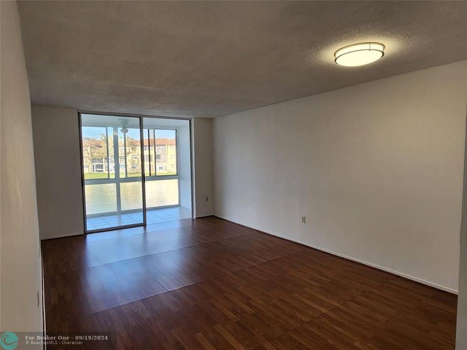 Active With Contract: $89,777 (1 beds, 1 baths, 640 Square Feet)