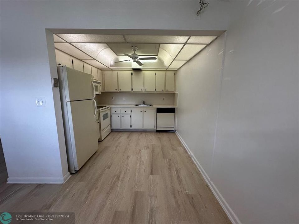 Active With Contract: $1,750 (2 beds, 2 baths, 1040 Square Feet)