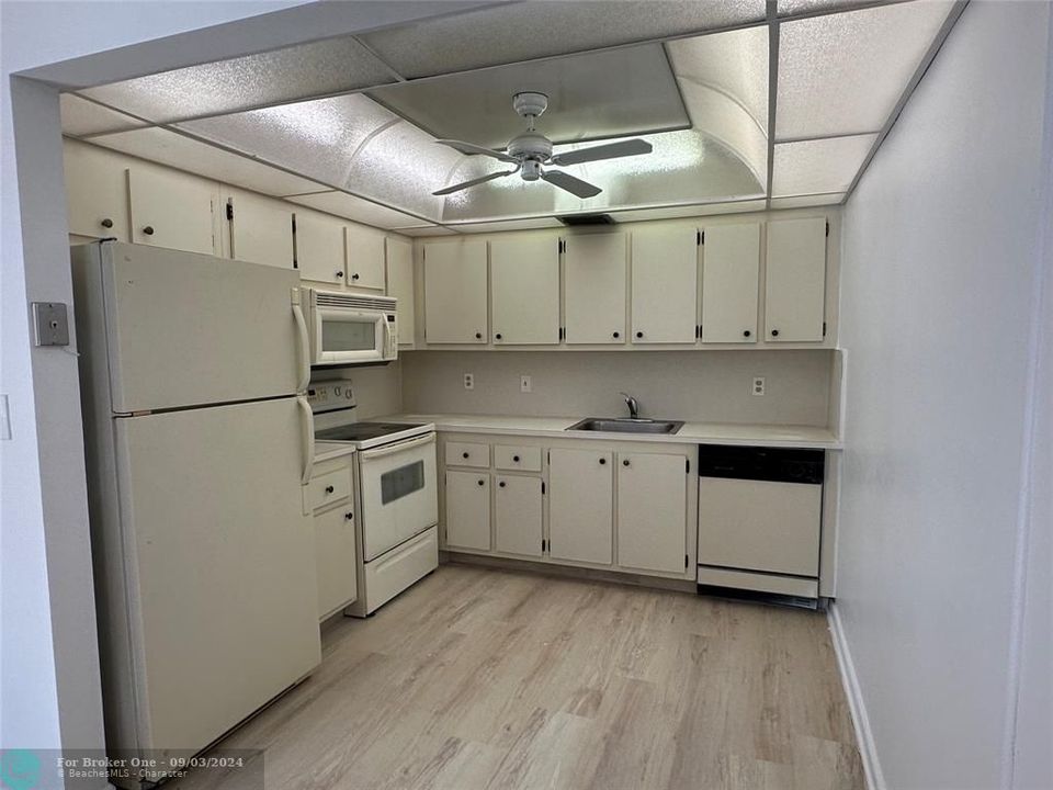 Active With Contract: $1,750 (2 beds, 2 baths, 1040 Square Feet)