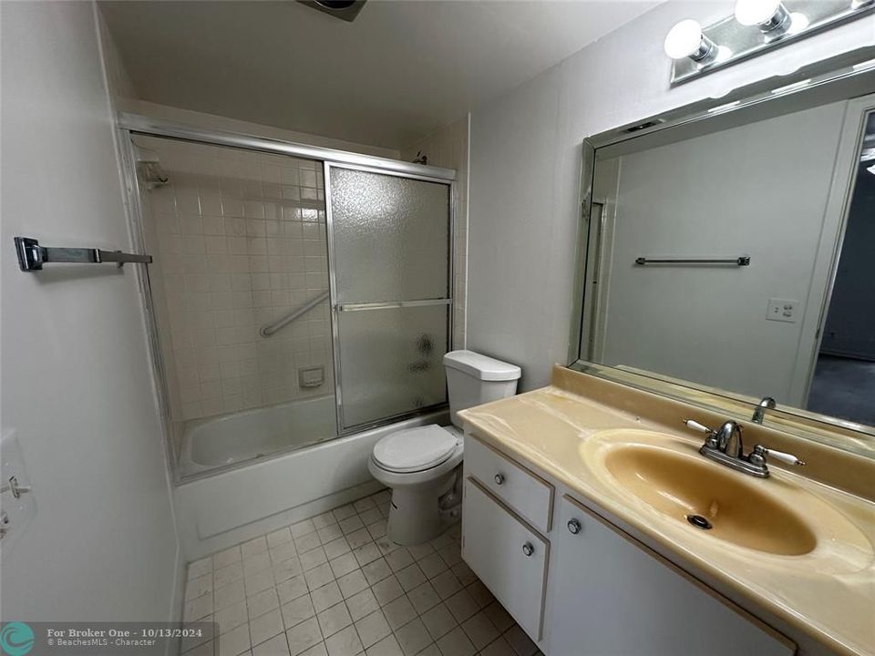 Active With Contract: $1,750 (2 beds, 2 baths, 1040 Square Feet)