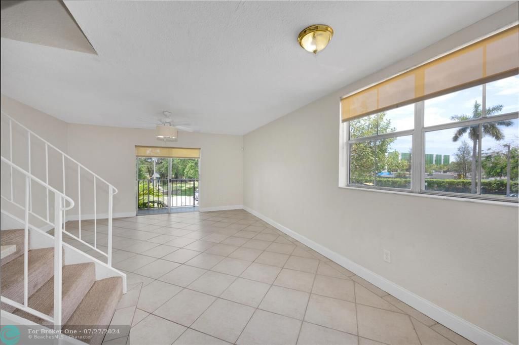 For Sale: $405,000 (2 beds, 2 baths, 960 Square Feet)
