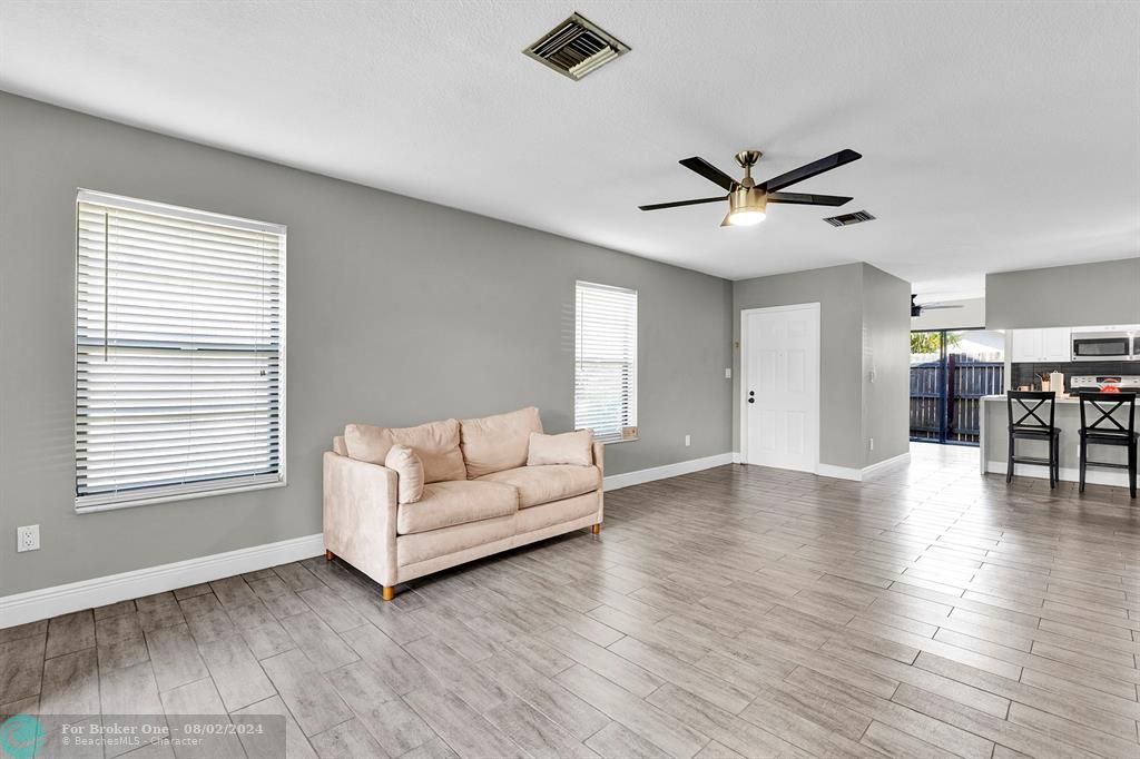 For Sale: $334,900 (2 beds, 2 baths, 1218 Square Feet)