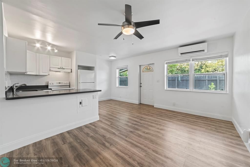 Active With Contract: $1,795 (1 beds, 1 baths, 700 Square Feet)