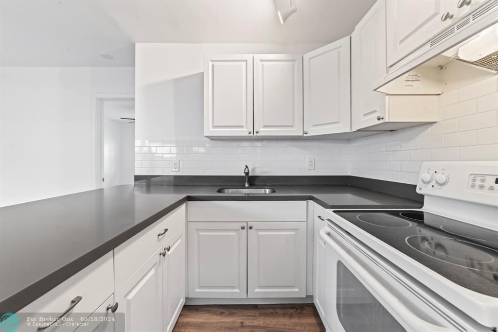 Active With Contract: $1,795 (1 beds, 1 baths, 700 Square Feet)