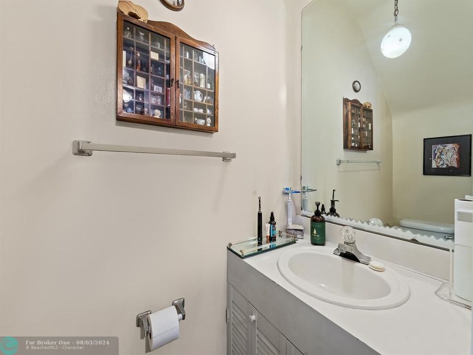 Active With Contract: $415,000 (1 beds, 1 baths, 664 Square Feet)