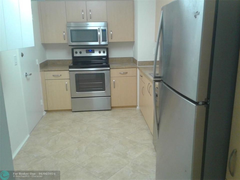 Active With Contract: $2,350 (1 beds, 1 baths, 905 Square Feet)