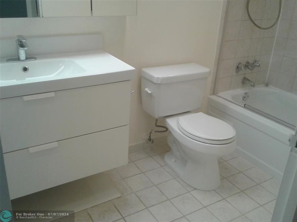 Active With Contract: $2,350 (1 beds, 1 baths, 905 Square Feet)