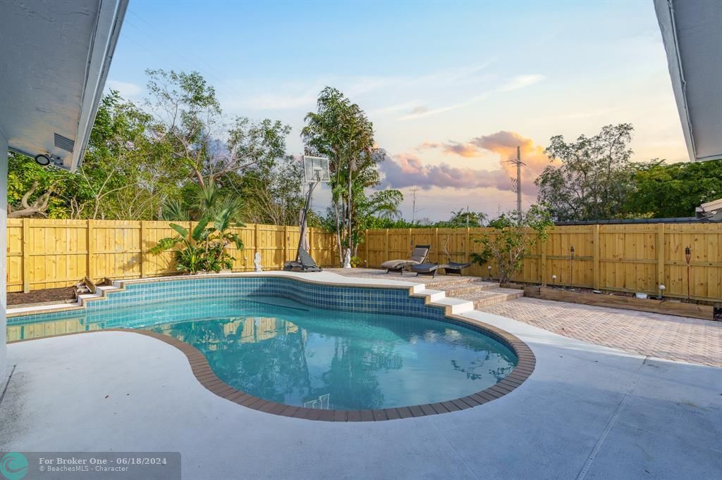 Recently Sold: $619,000 (3 beds, 2 baths, 1550 Square Feet)