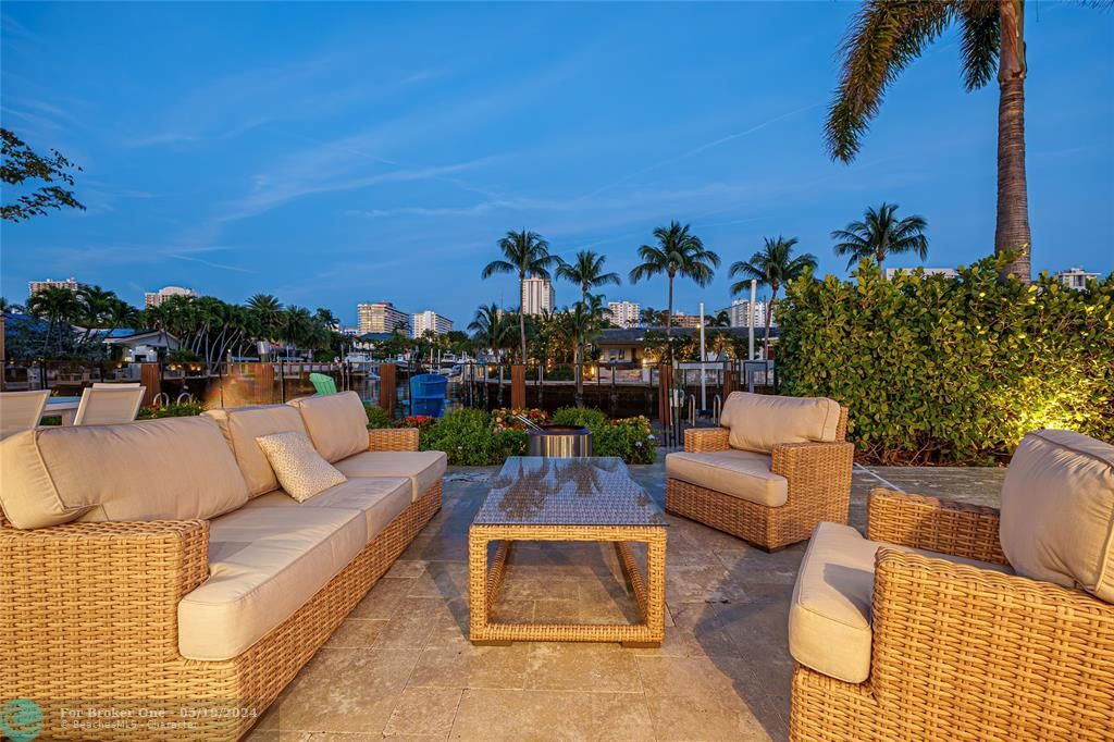 For Sale: $3,395,000 (5 beds, 4 baths, 2894 Square Feet)