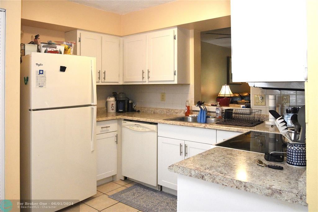 For Sale: $179,500 (1 beds, 2 baths, 1000 Square Feet)