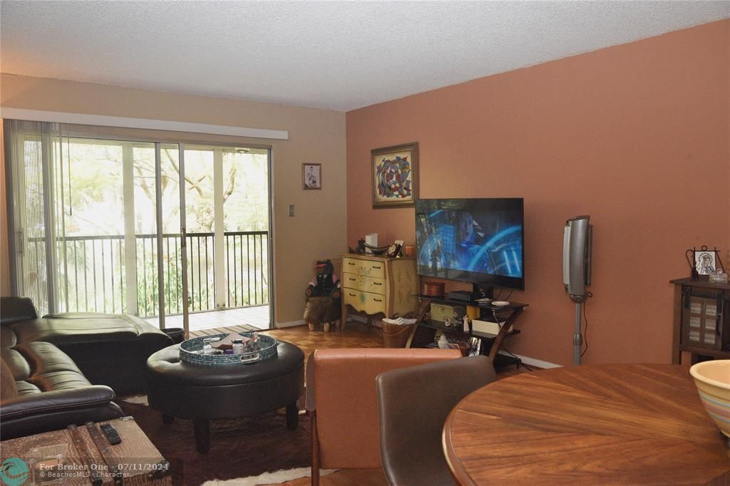 For Sale: $179,500 (1 beds, 2 baths, 1000 Square Feet)