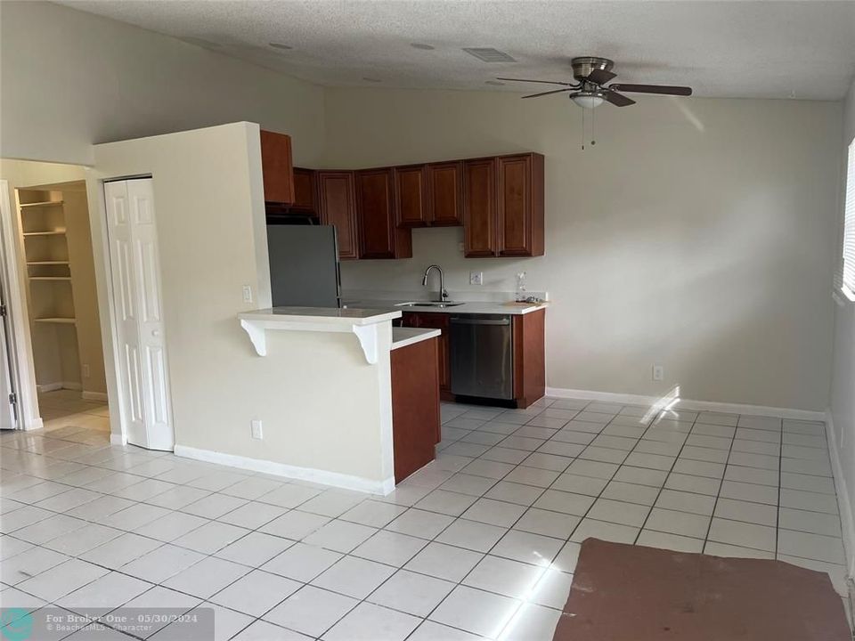 For Sale: $2,350 (2 beds, 1 baths, 1400 Square Feet)