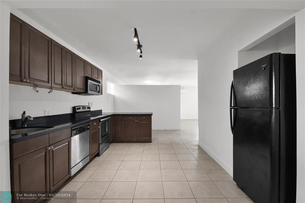 For Sale: $2,350 (2 beds, 1 baths, 2688 Square Feet)