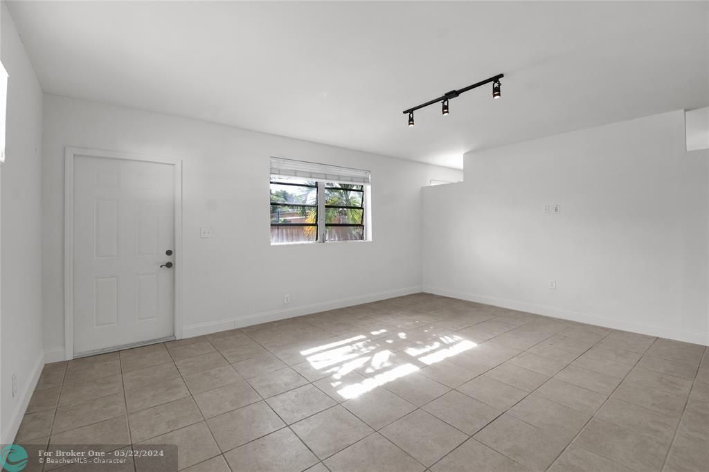 For Sale: $2,300 (2 beds, 1 baths, 2688 Square Feet)