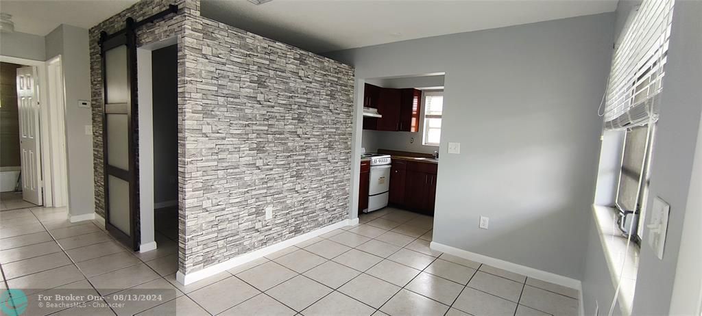 Active With Contract: $1,800 (2 beds, 1 baths, 700 Square Feet)