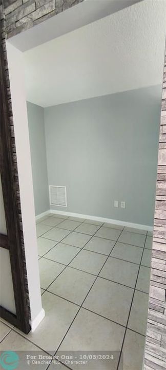 Active With Contract: $1,800 (2 beds, 1 baths, 700 Square Feet)