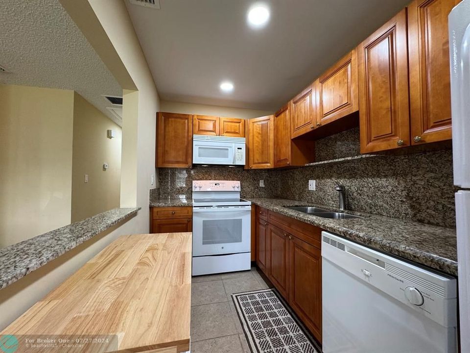 Recently Sold: $215,000 (1 beds, 2 baths, 1046 Square Feet)