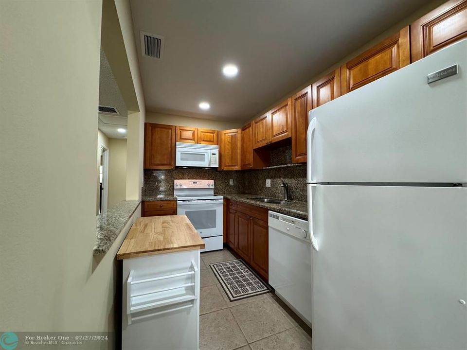 Recently Sold: $215,000 (1 beds, 2 baths, 1046 Square Feet)