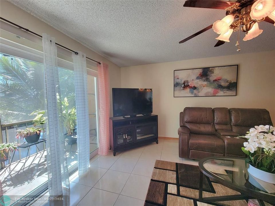 For Sale: $149,000 (2 beds, 2 baths, 1160 Square Feet)