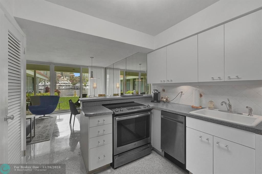 Active With Contract: $268,500 (1 beds, 1 baths, 670 Square Feet)