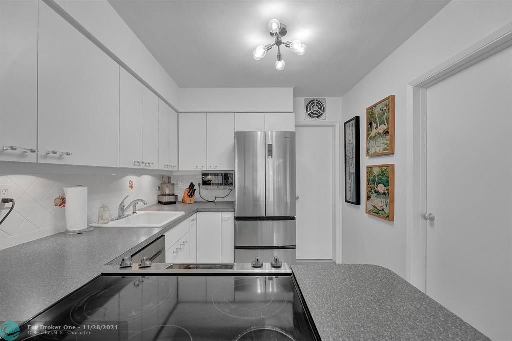 Active With Contract: $268,500 (1 beds, 1 baths, 670 Square Feet)