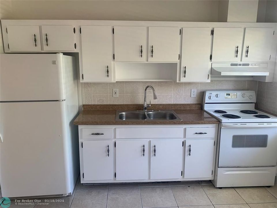 Active With Contract: $2,295 (2 beds, 1 baths, 1000 Square Feet)