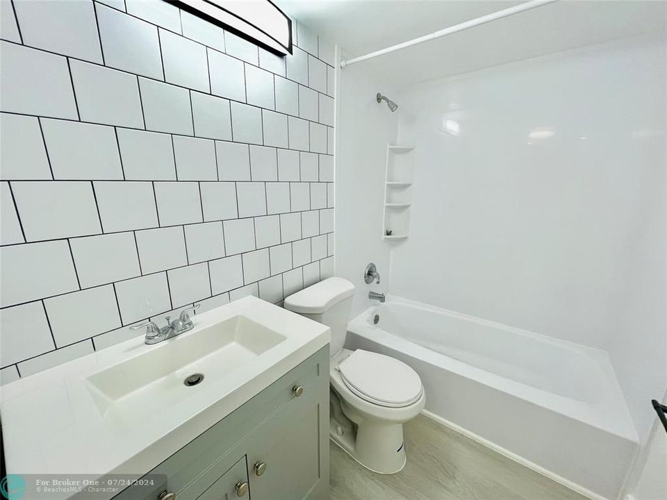 For Sale: $179,000 (1 beds, 1 baths, 678 Square Feet)