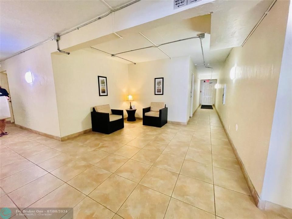 For Sale: $179,000 (1 beds, 1 baths, 678 Square Feet)