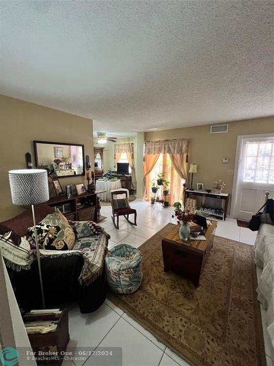 Recently Sold: $269,000 (2 beds, 1 baths, 1122 Square Feet)