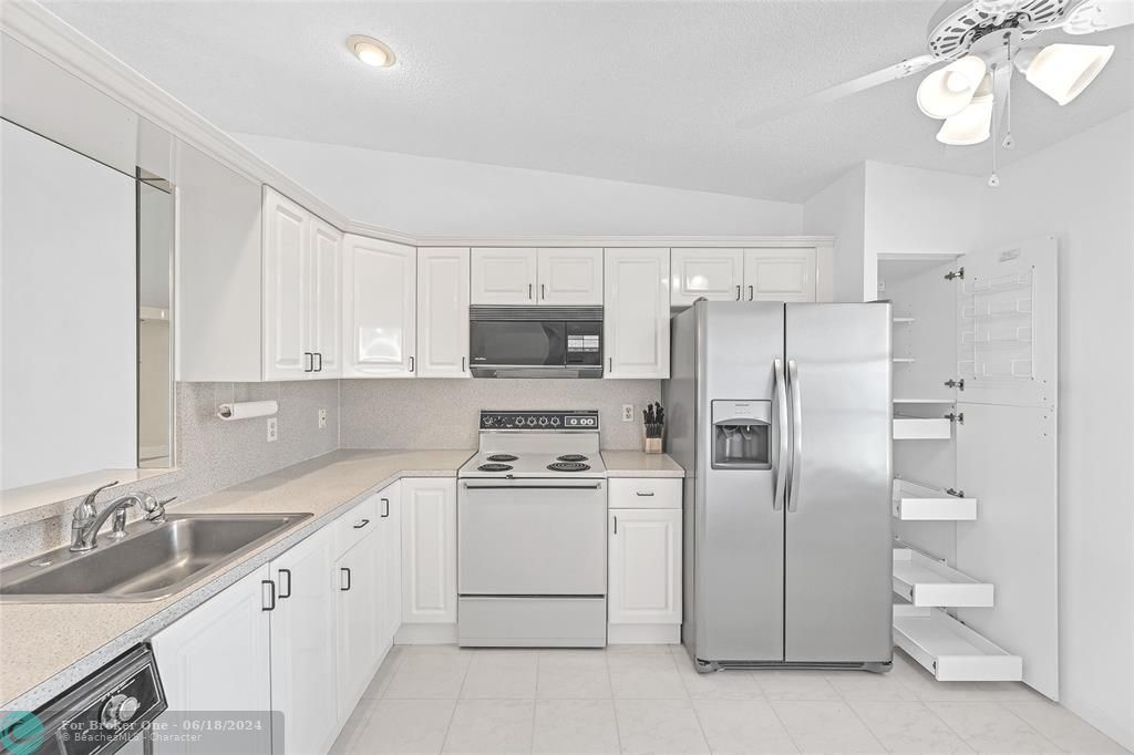 Active With Contract: $269,000 (2 beds, 2 baths, 1022 Square Feet)