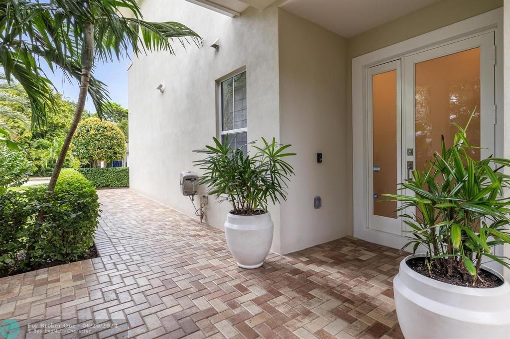Active With Contract: $1,095,000 (3 beds, 3 baths, 2600 Square Feet)