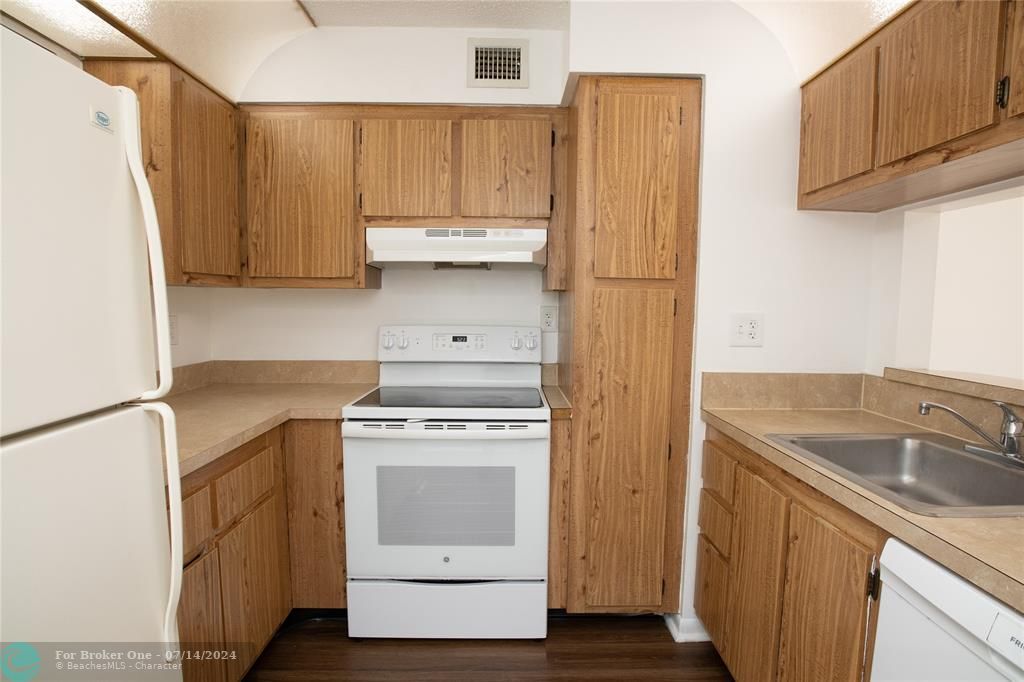 Active With Contract: $2,135 (2 beds, 2 baths, 5932 Square Feet)