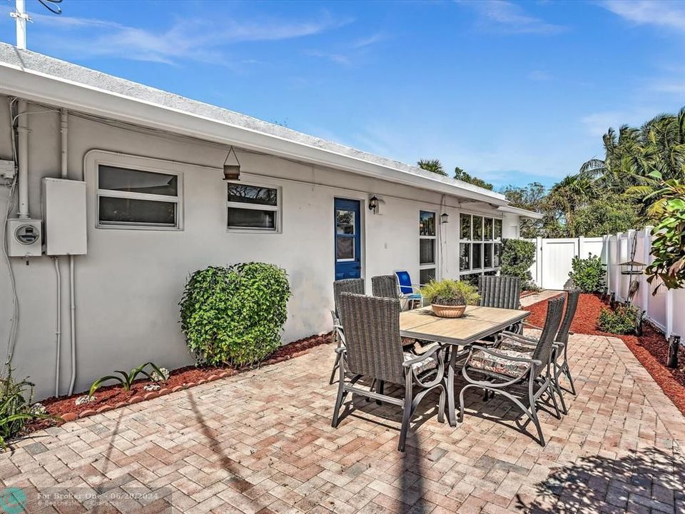 Active With Contract: $599,999 (4 beds, 3 baths, 1600 Square Feet)