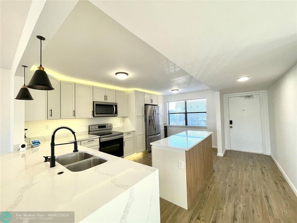 Active With Contract: $259,000 (2 beds, 2 baths, 1370 Square Feet)