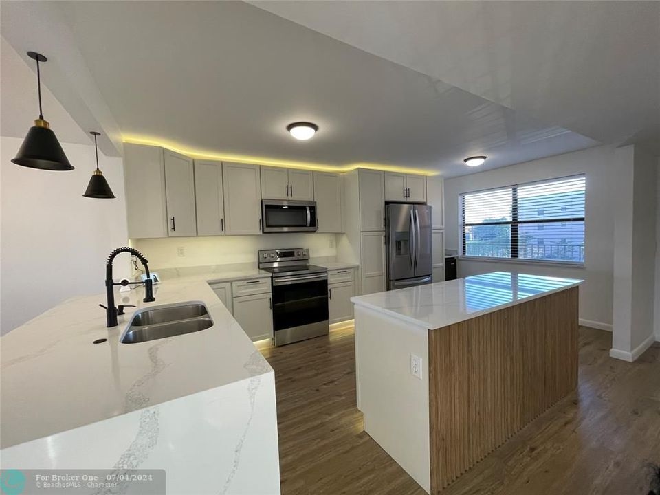 Active With Contract: $259,000 (2 beds, 2 baths, 1370 Square Feet)