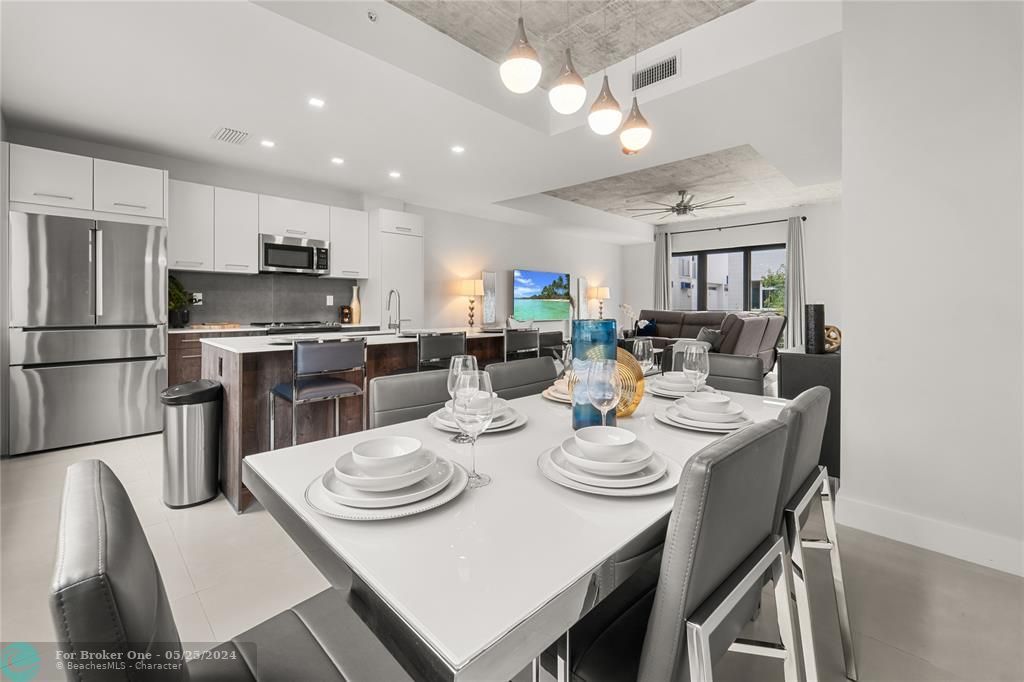 Recently Sold: $889,999 (3 beds, 2 baths, 1624 Square Feet)