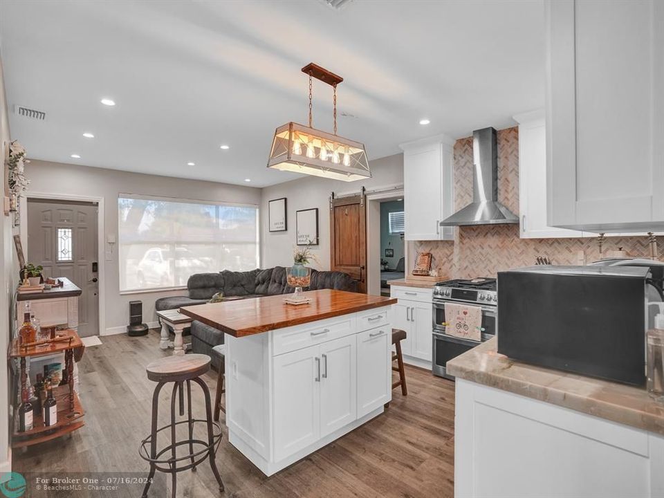 Recently Sold: $615,000 (4 beds, 2 baths, 1252 Square Feet)
