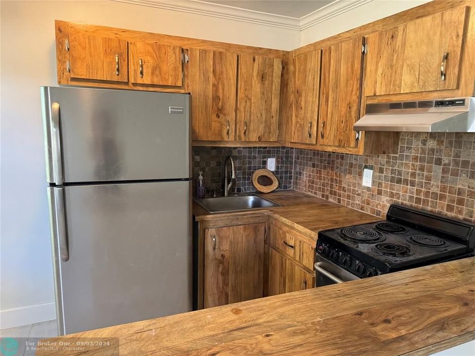 Active With Contract: $1,580 (1 beds, 1 baths, 427 Square Feet)