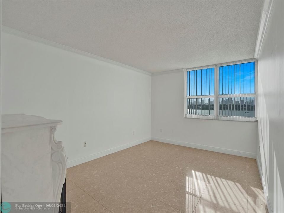 For Sale: $480,000 (1 beds, 1 baths, 721 Square Feet)